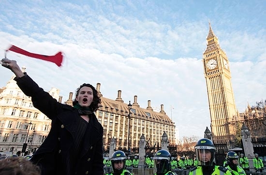 Charlie Gilmour, filho do guitarrista do Pink Floyd David Gilmour, foi indiciado por atos de violncia