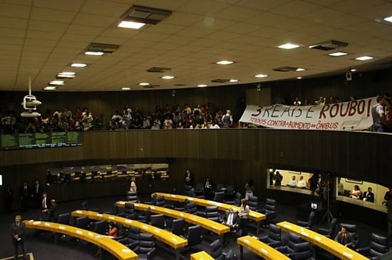 Manifestantes protestam com faixas contra aumento do �nibus na galeria do plen�rio da C�mara Municipal de SP