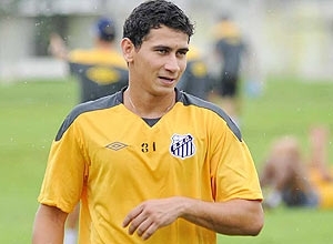 Ganso, que se recupera de cirurgia, treina com o Santos