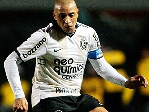 Roberto Carlos durante treino na quinta 