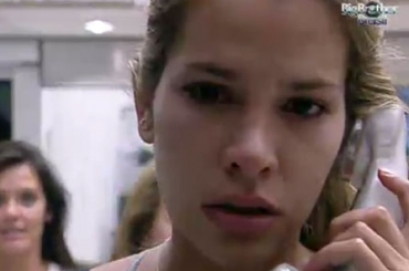 Adriana ouve as instrues do big foneFoto 