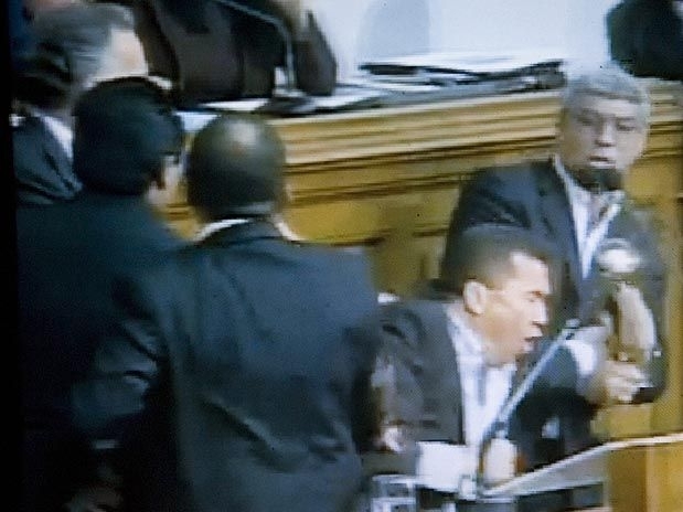 Uma briga rompeu entre membros do partido socialista do presidente Hugo Chvez e seus rivais