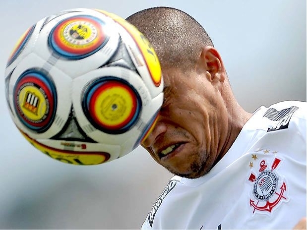 Lateral esquerdo sofre amea�as desde a queda na Libertadores