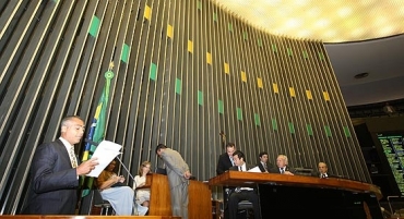 Nervoso, Romrio faz primeiro discurso na Cmara e diz que ser mais cobrado que seus colegas