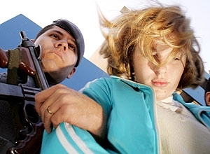 Imagem mostra Suzane sendo escoltada ao tribunal, em 2006; Justia de SP declara que ela  indigna de receber herana