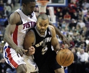 Tony Parker rompe a marcao do Detroit