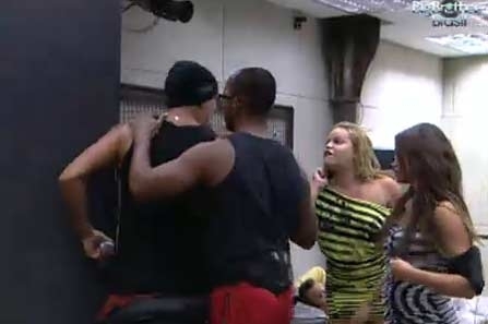 Lucival segura Diogo para no acontecer nada mais grave