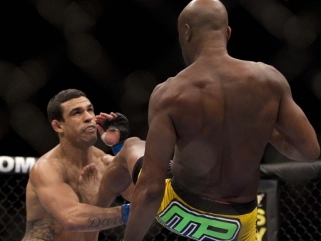 Vitor Belfort n�o resistiu ao chute no queixo, logo no primeiro round