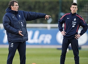 Laurent Blanc (esq.) orienta equipe em treino