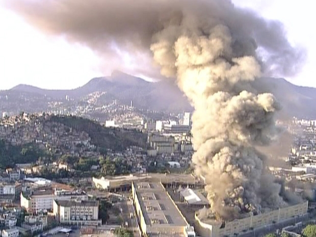 Incndio atinge a Cidade do Samba, no Rio