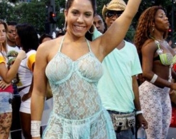 Mulher Melo ( esq.) abusa das transparncias no ensaio da Imprio Serrano