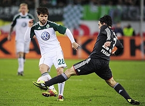Diego (esq.) tenta uma jogada pelo Campeonato Alem�o