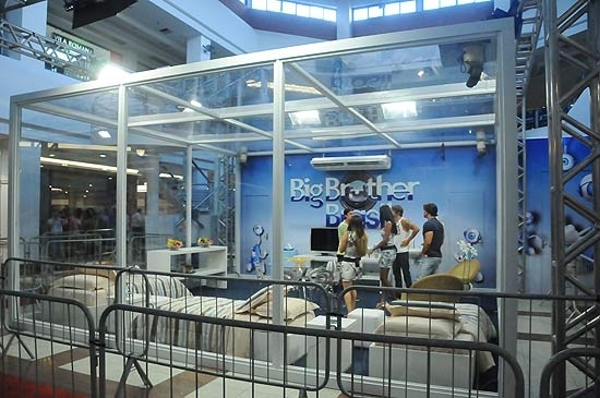 Fs podem passar 15 minutos dentro da casa de vidro