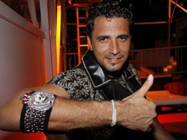 Latino: festa cercado de amigos para comemorar os 38 anos