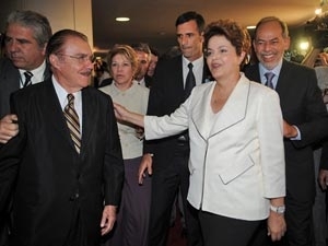 Ao chegar ao Congresso, Dilma  recebida pelo presidente do Senado, Jos Sarney (esq.)