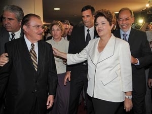 Ao chegar ao Congresso, Dilma � recebida pelo presidente do Senado, Jos� Sarney (esq.) 