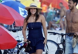 Grvida, atriz passeou na praia com o namorado