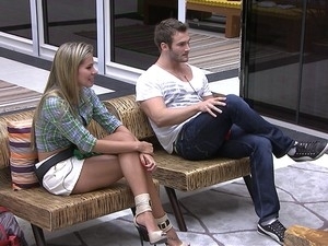 Antigos moradores recepcionam os dois novos brothers