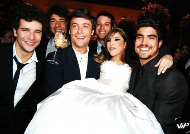 A jovem Carolinne Mendes  paparicada pelos atores globais: destaque nacional