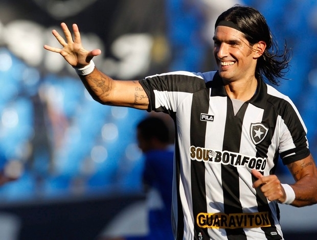 Loco Abreu foi o nome do jogo deste sbado no Engenho