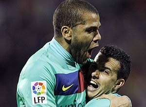 Daniel Alves abraa Pedro, autor do primeiro gol do Bara