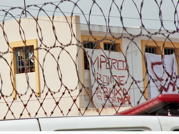 Inqurito tenta apurar envolvimento de agentes carcerrios, policiais e at advogados no esquema