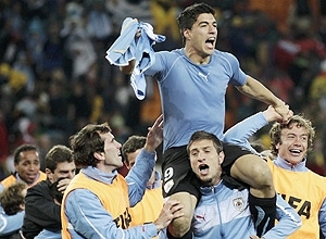 Suarez  erguido por companheiros de seleo na Copa