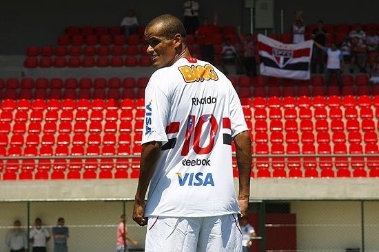 O meia-atacante Rivaldo posa com a camisa 10 do So Paulo, em Cotia, nesta sexta-feira