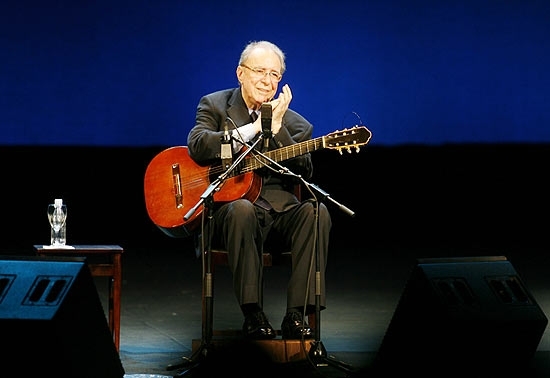 O cantor Joo Gilberto, que aluga imvel, pode ser despejado pela proprietria por comportamento 