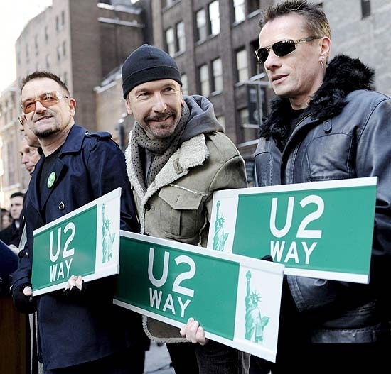 De esquerda para direita, os msicos Bono, The Edge e Larry Mullen Jr., integrantes da banda irlandesa U2