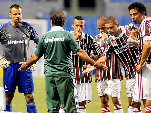 Muricy Ramalho aproveitou tempo tcnico concedido pelo rbitro para conversar com equipe