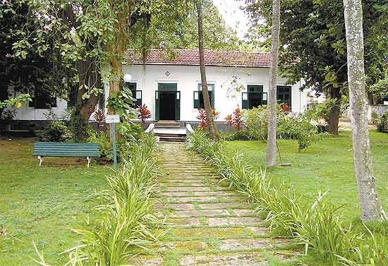 Casa na ilha de Paquet, no Rio, onde morou Jos Bonifcio; imvel est  venda na internet por R$ 1,8 milhes