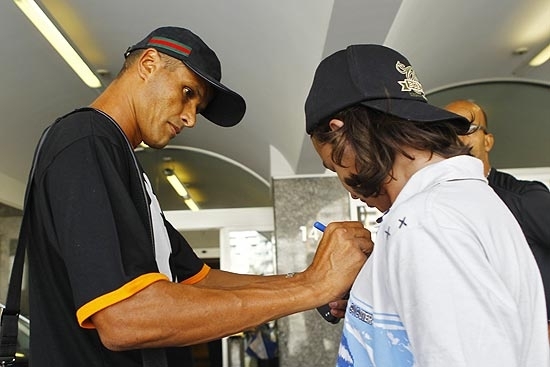 Rivaldo deixa Hospital do Corao; torcedor antecipou-se ao evento do dia seguinte e j tem seu autgrafo dele