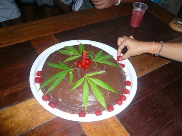 Mquinas fotogrficas de convidados foram apreendidas com imagens do bolo de chocolate e maconha.