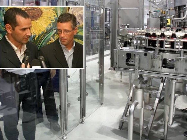 Linha de produo do Grupo Renosa; no detalhe, irmos Ricardo e Leonardo Melo, diretores do grupo