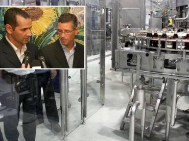 Linha de produo do Grupo Renosa; no detalhe, irmos Ricardo e Leonardo Melo, diretores do grupo 