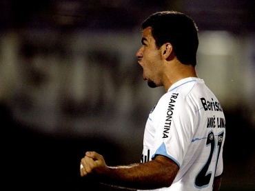 Andr Lima abriu o placar para o Grmio no Estdio Centenrio