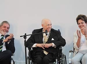 O ex-vice Jos� Alencar entre Lula e Dilma Rousseff