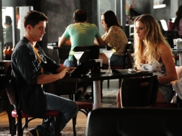 Leonardo Miggiorin vive Roni, um gay para l de assumido; ele  muito amigo de Natalie (Deborah Secco)