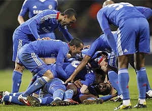 Jogadores do Chelsea pulam sobre o meia Ramires para celebrar o gol indito do brasileiro pelo time londrino