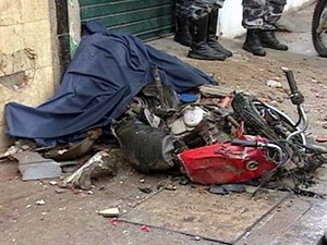 Motocicleta ficou destruda aps coliso com van em Caruaru