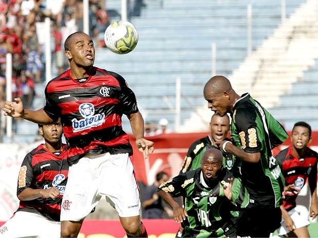 Deivid pode acabar perdendo a vaga entre os titulares do Flamengo