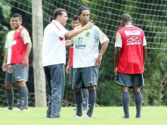 O meia-atacante Ronaldinho escuta orientao do tcnico Vanderlei Luxemburgo durante treino do Flamengo