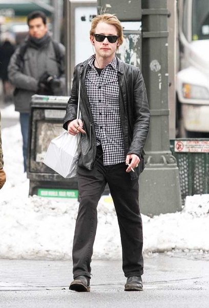 O ator Macaulay Culkin, que foi visto saindo de clube onde ocorrem shows de sexo explcito com uma atriz porn