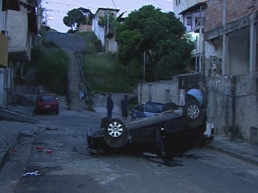 Motorista passou direto por escada e capotou. 