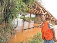 Leito do rio Vermelho est perto de transbordar e deixar vrias famlias sem ter casa
