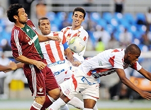 Atacante Fred (esq.) disputa bola com jogadores do Bangu
