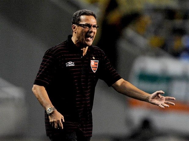 Treinador espera que, com Ronaldinho e Thiago Neves, time possa evoluir no Carioca