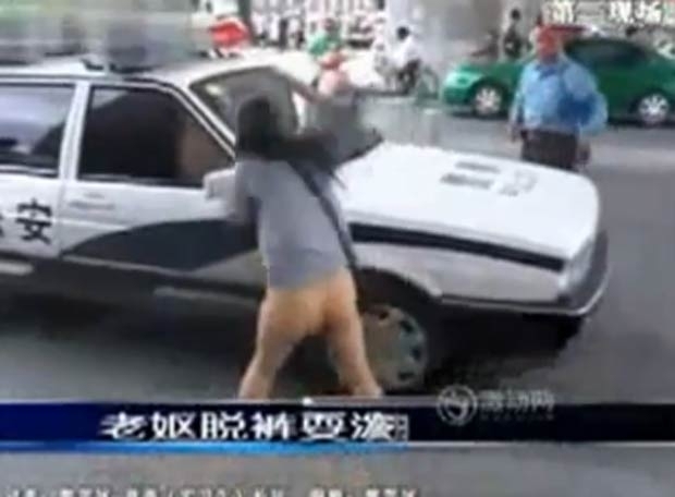 Mulher arrancou a cal�a e agrediu policial.