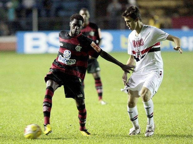 Negueba iniciou a jogada do gol de Alex, que deu a classificao ao Flamengo